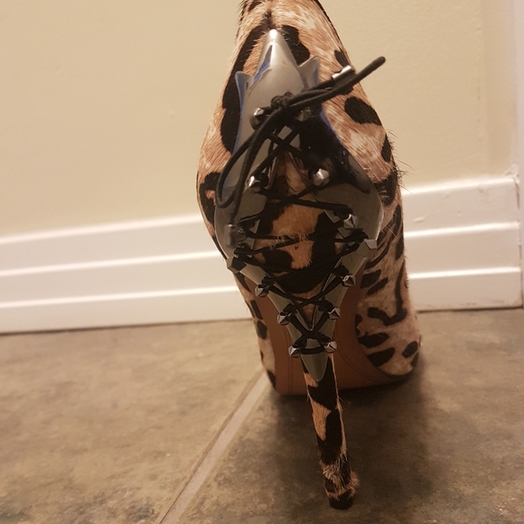 Leopard Print 4" High Heels - Picture 3 of 8